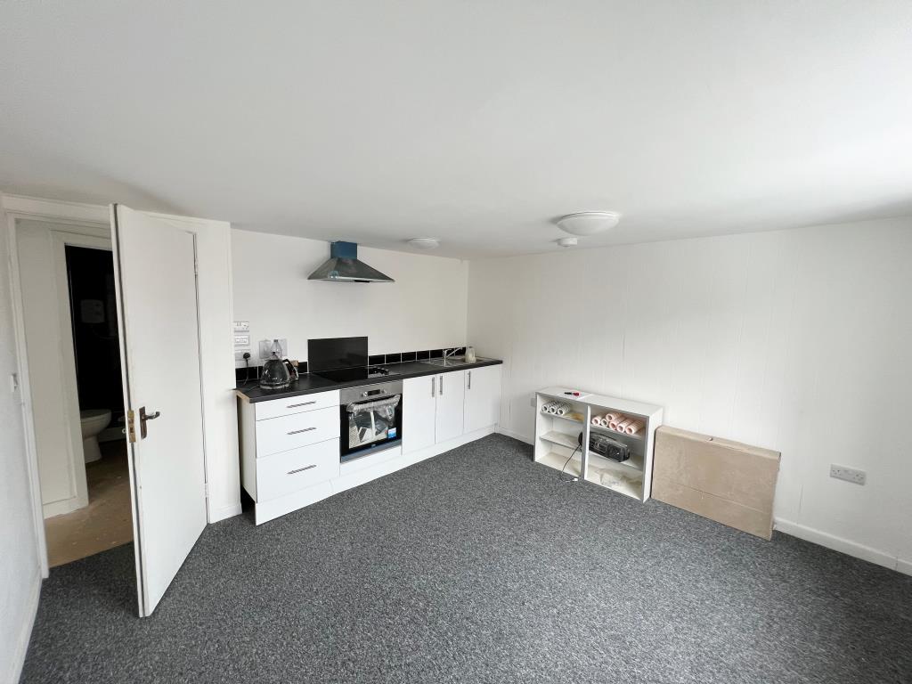 Lot: 42 - FREEHOLD INVESTMENT - FOUR, TWO-BEDROOM AND ONE, ONE-BEDROOM APARTMENTS -